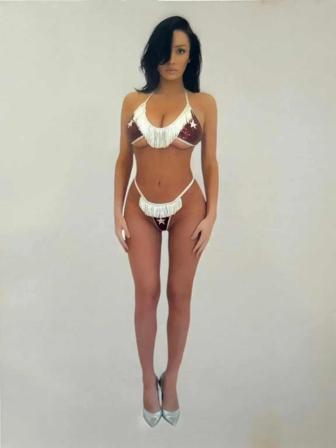 Bianca Censori gây chú ý với bikini họa tiết ngôi sao, phong cách táo bạo tiếp tục gây tranh luận