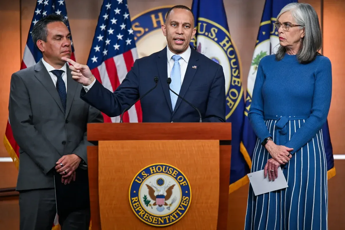 🔥 Dân biểu Eric Swalwell vướng bê bối, lãnh đạo Dân chủ vẫn “im lặng” về khả năng khai trừ