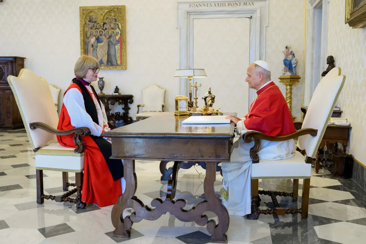 Giáo hoàng Leo gặp Tổng Giám mục Canterbury Sarah Mullally tại Vatican, cùng cầu nguyện trong cuộc gặp mang tính biểu tượng