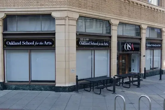 Profesor de matemáticas de prestigiosa escuela de artes de California demanda por $4 millones tras retiro de cargos por abuso sexual