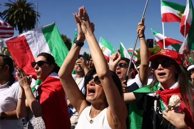 Miles de iraní-estadounidenses vuelven a las calles de Los Ángeles por segundo día tras la muerte del líder supremo