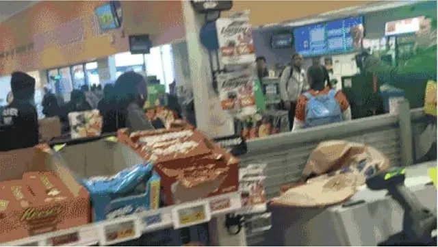 Học sinh rời lớp biểu tình phản đối ICE, gây hỗn loạn tại siêu thị Kroger ở Cincinnati