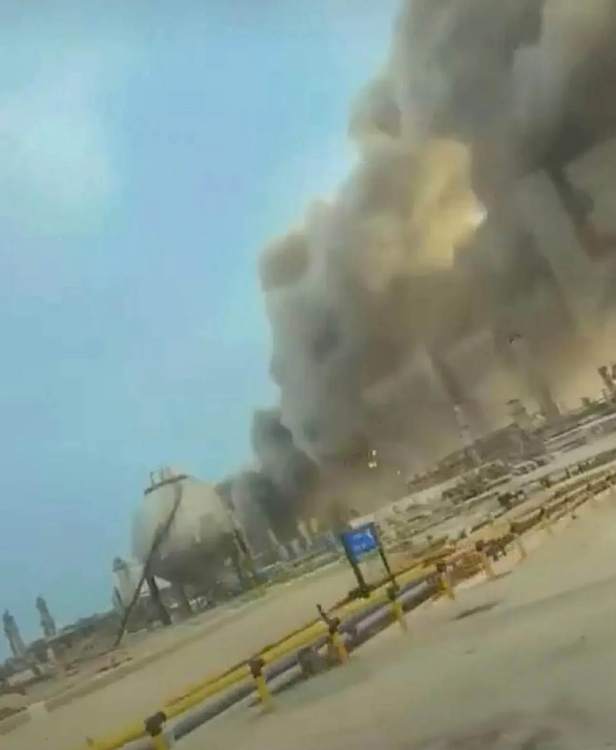 Iran đã tấn công nhà máy lọc dầu Ras Tanura của Saudi Aramco bằng drone, buộc cơ sở này phải tạm đóng cửa.