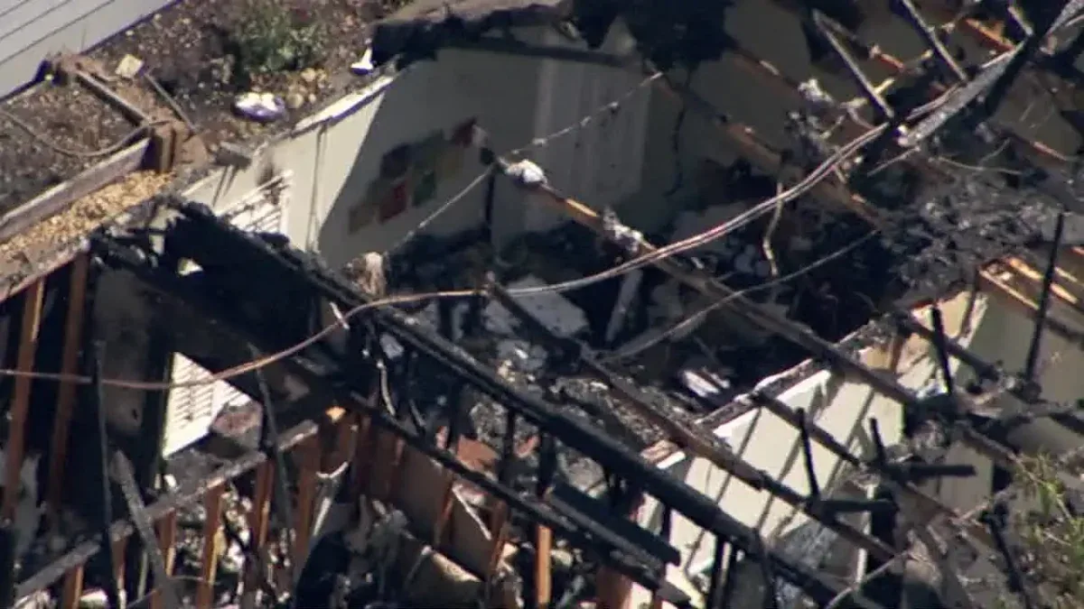 🔥 Mái nhà sập trong lúc cháy lớn — thiêu rụi một nửa căn nhà tại Powder Springs