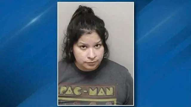 Mẹ ở Texas bị bắt sau khi buộc con gái nhỏ đi bộ 19 dặm đến trường sau một đêm uống rượu