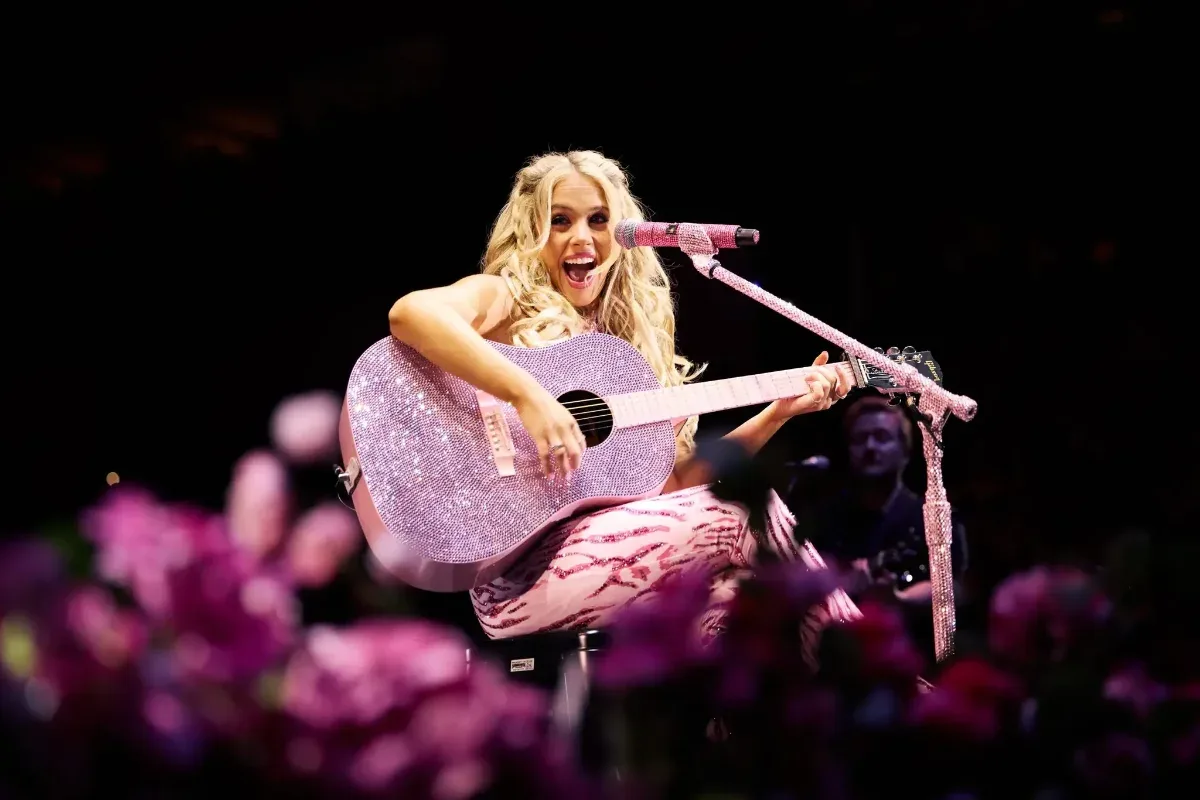 Megan Moroney regresa a Athens: más de 7.000 fans tiñen de rosa el Akins Ford Arena