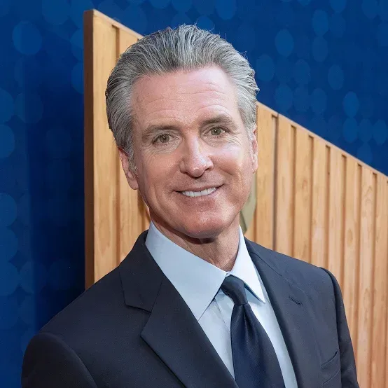 🔥 Ngành dầu khí Mỹ công khai kêu gọi “đối đầu” Thống đốc Newsom — tranh cãi giá xăng nóng trở lại