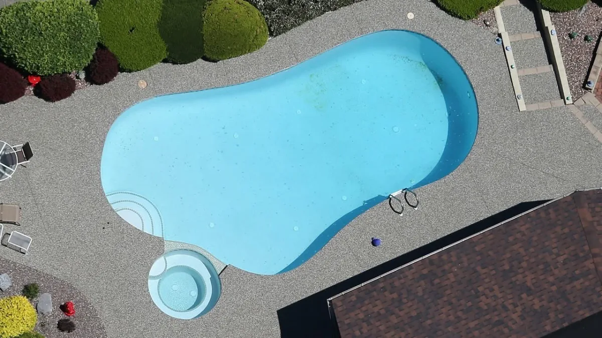 Người phụ nữ Kentucky nhận tội lừa hơn 50 khách hàng trong vụ lắp đặt hồ bơi giả