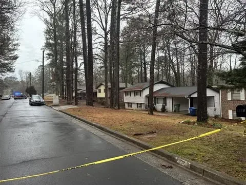 Mujer herida de bala en el cuello en su casa del suroeste de Atlanta