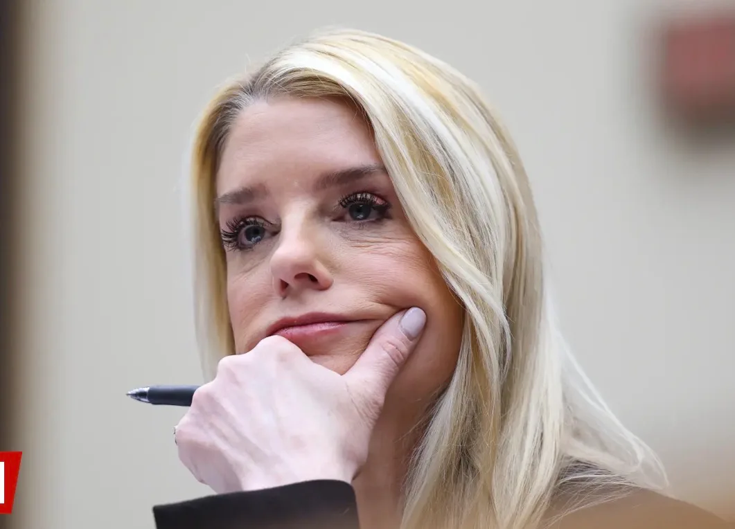 Tổng thống Trump cách chức Bộ trưởng Tư pháp Pam Bondi, Todd Blanche tạm quyền