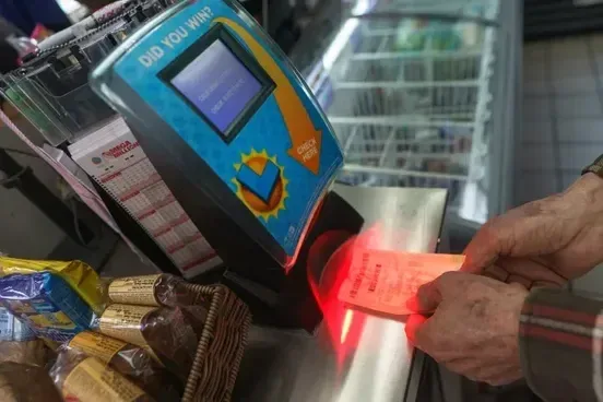 Gana el premio mayor de 32 millones de dólares de SuperLotto Plus en California