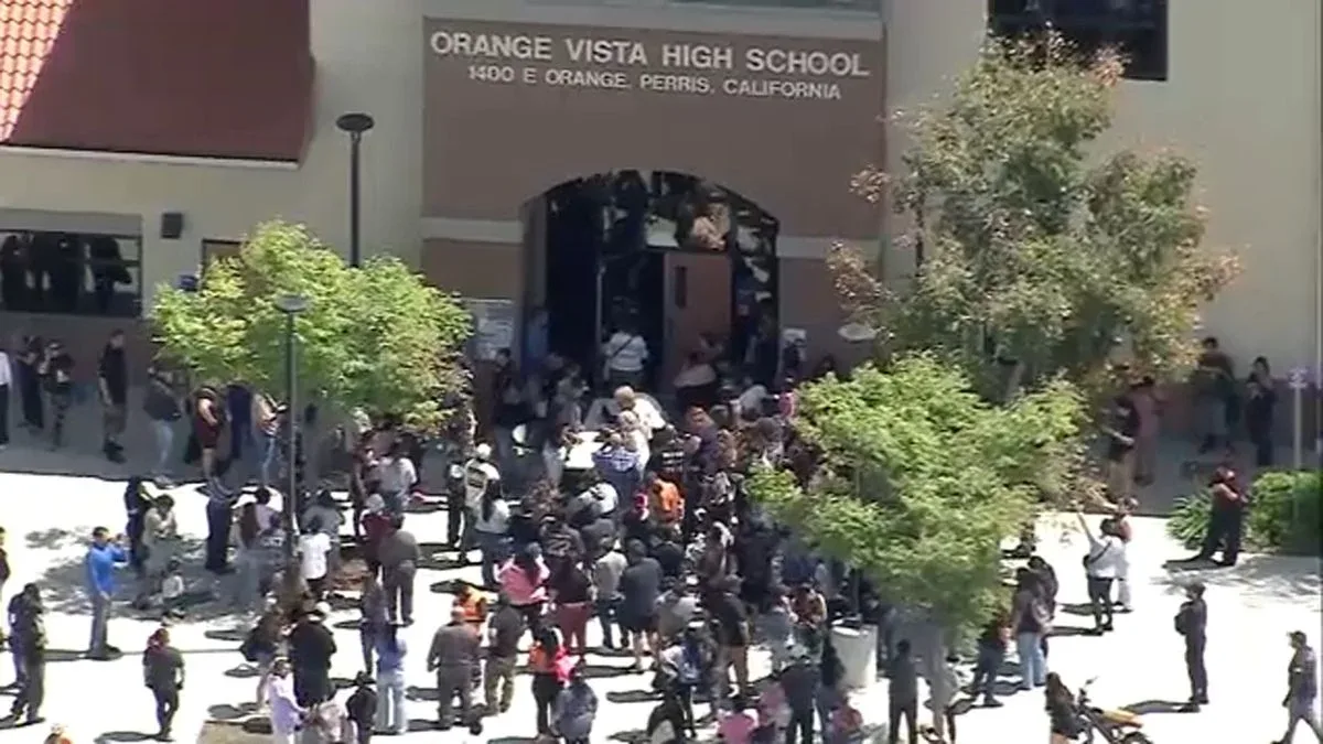 🚨 Trường trung học phong tỏa khẩn — phát hiện súng nạp đạn, học sinh bị bắt