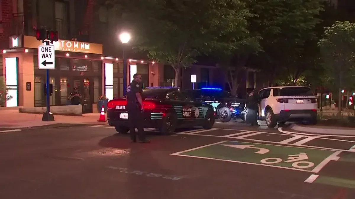 🚨 Xe lao qua dải phân cách, tông thẳng xe cảnh sát — tài xế bị cáo buộc say rượu